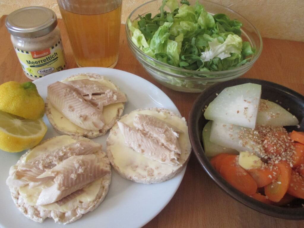 Reiscracker mit Butter und Forelle Reiscracker mit Butter und Forelle