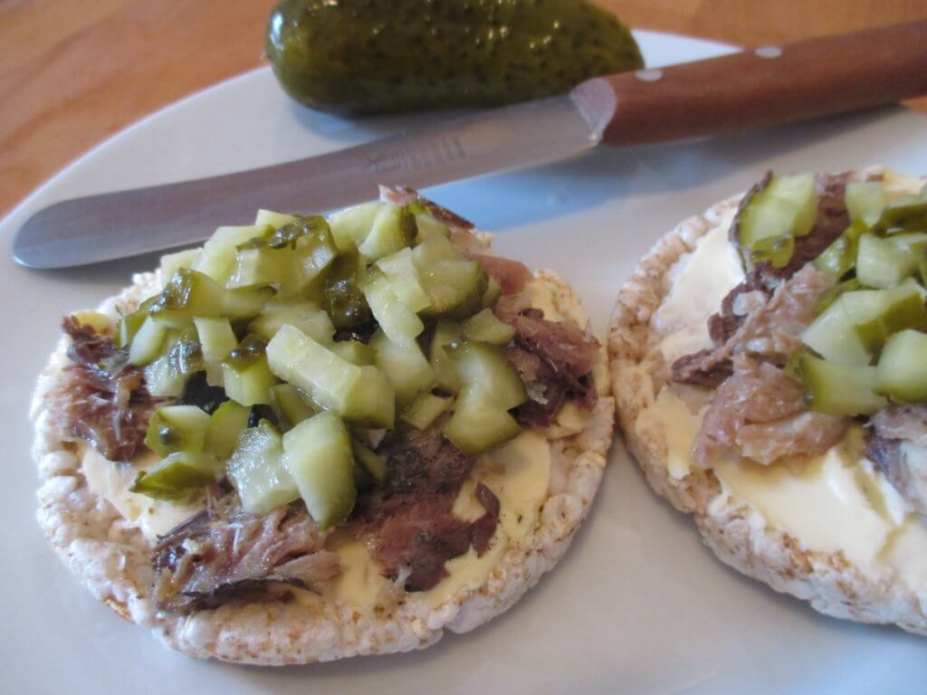 Reiscracker mit Ölsardinen und Gurkenwürfeln Reiscracker mit Ölsardinen und Gurkenwürfeln